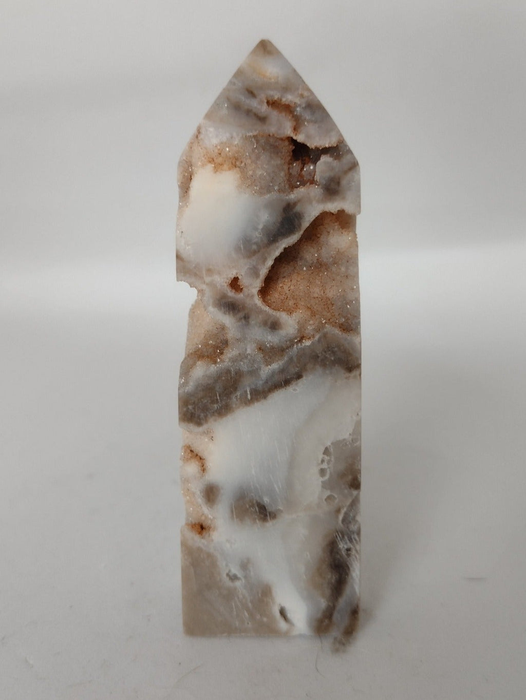 Chalcedoon met stilbiet obelisk