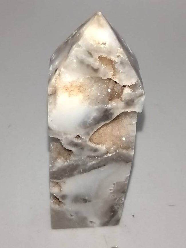 Chalcedoon met stilbiet obelisk