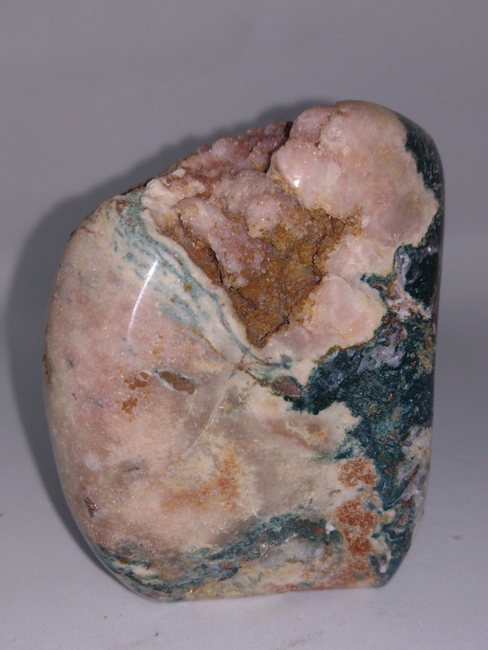 Roze amethist met chalcedoon en druzies, tafelstuk ruim 800 gram